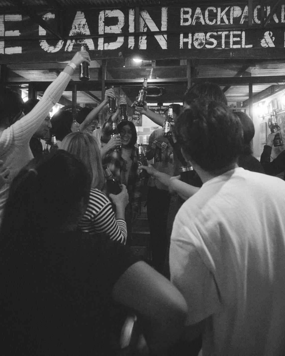 The Cabin Backpackers Hostel & Bar เชียงใหม่ ภายนอก รูปภาพ